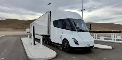 Tesla, il camion Semi arriva in Europa: debutto tra poche settimane in Germania [VIDEO]