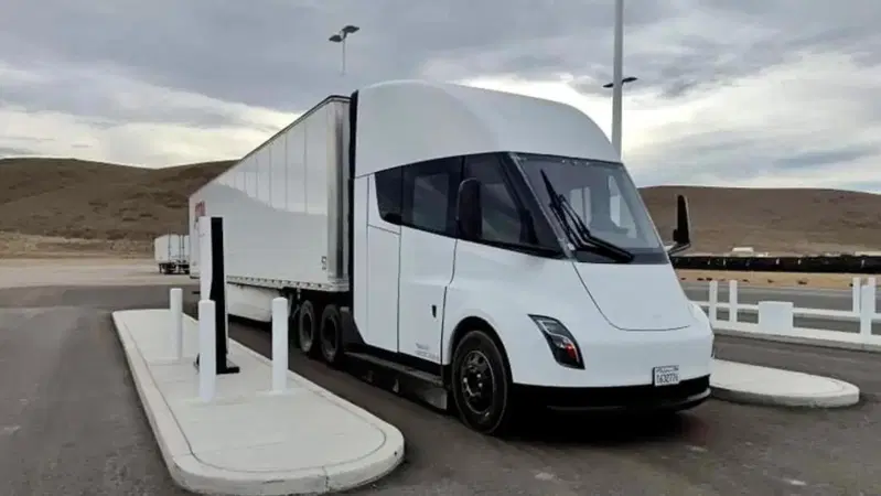 Tesla, il camion Semi arriva in Europa: debutto tra poche settimane in Germania [VIDEO]