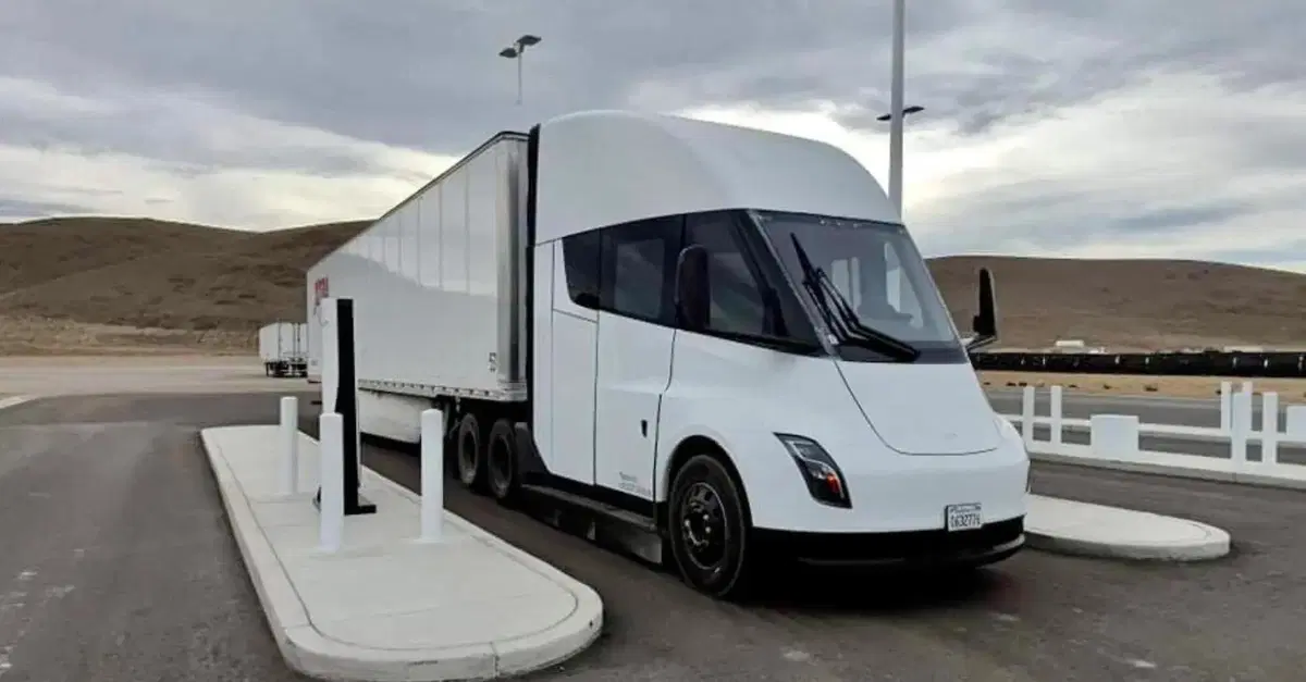 Tesla, il camion Semi arriva in Europa: debutto tra poche settimane in Germania [VIDEO]