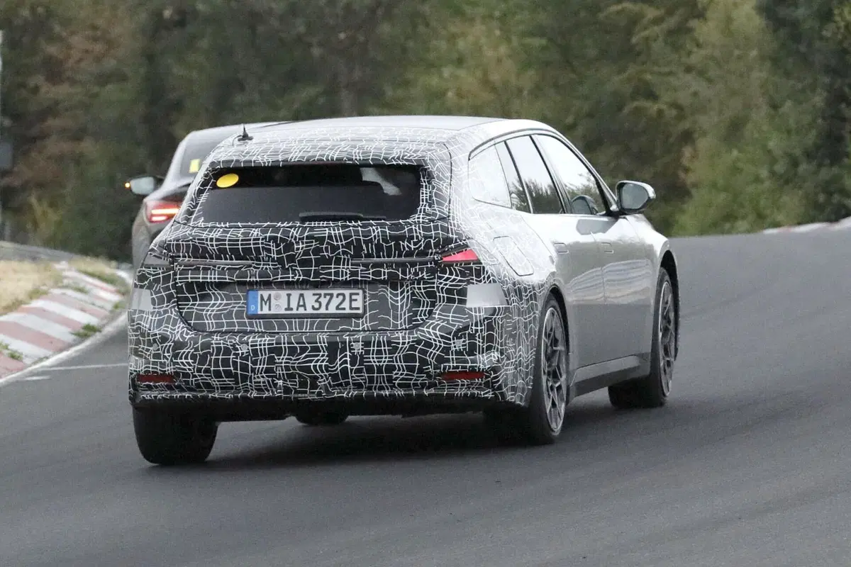 La familiare elettrica che non fa sconti: avvistata la nuova BMW i3 Touring con 463 CV [Foto Spia]