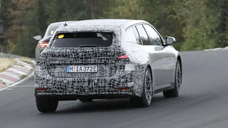 La familiare elettrica che non fa sconti: avvistata la nuova BMW i3 Touring con 463 CV [Foto Spia]
