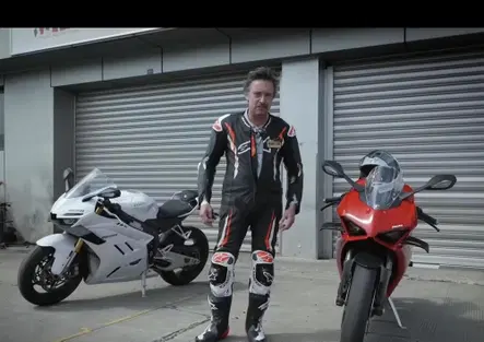 ZXMoto 820RR vs Ducati Panigale V2: Richard Hammond ha fatto la comparativa e... [VIDEO]