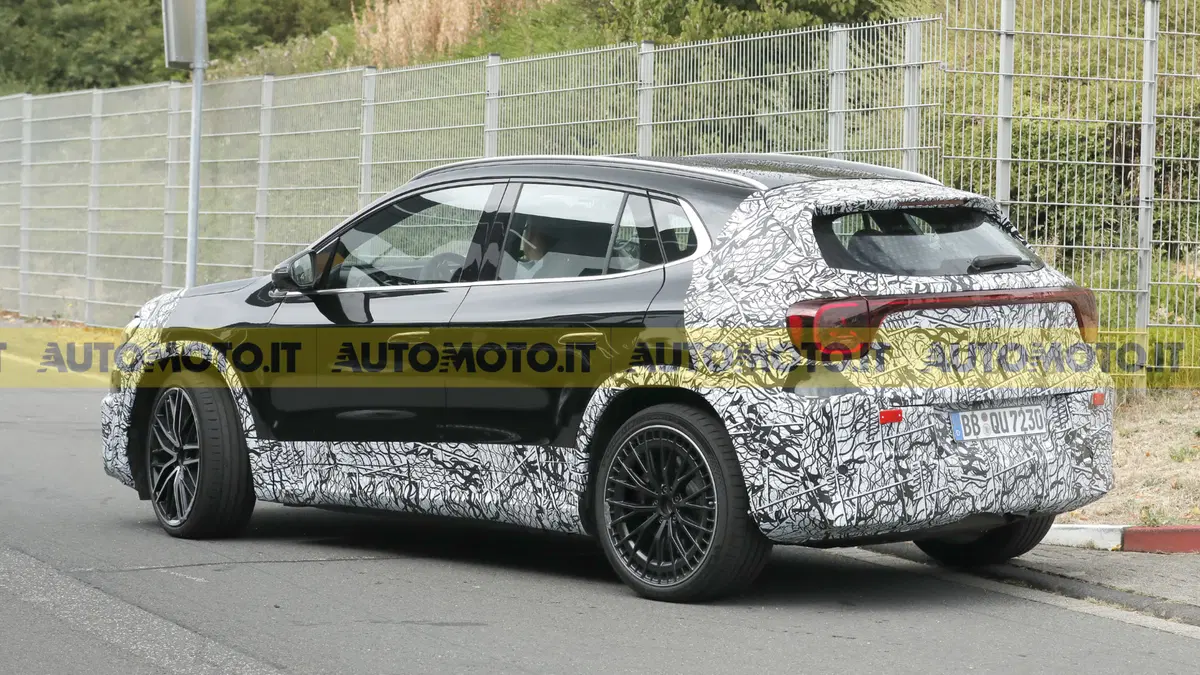 Tre motori e 671 CV: la Mercedes AMG GLA toglie (quasi) la maschera [Foto Spia] (2)