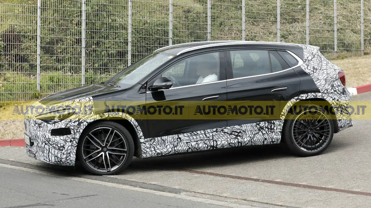 Tre motori e 671 CV: la Mercedes AMG GLA toglie (quasi) la maschera [Foto Spia] (3)