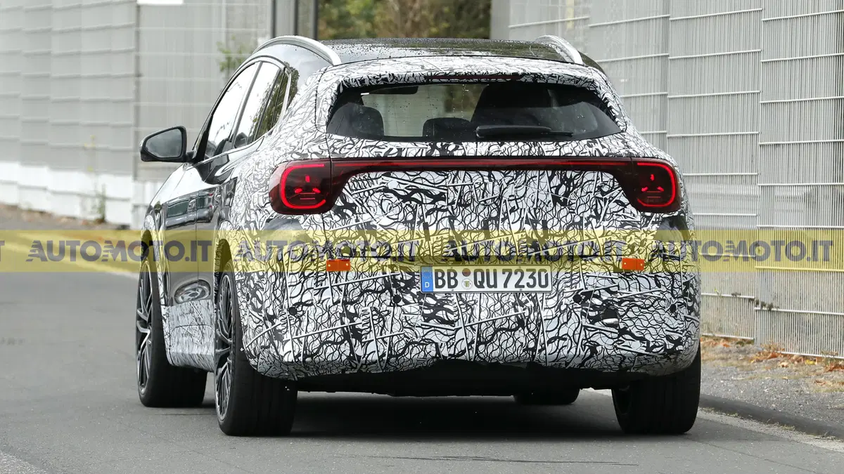 Tre motori e 671 CV: la Mercedes AMG GLA toglie (quasi) la maschera [Foto Spia] (4)
