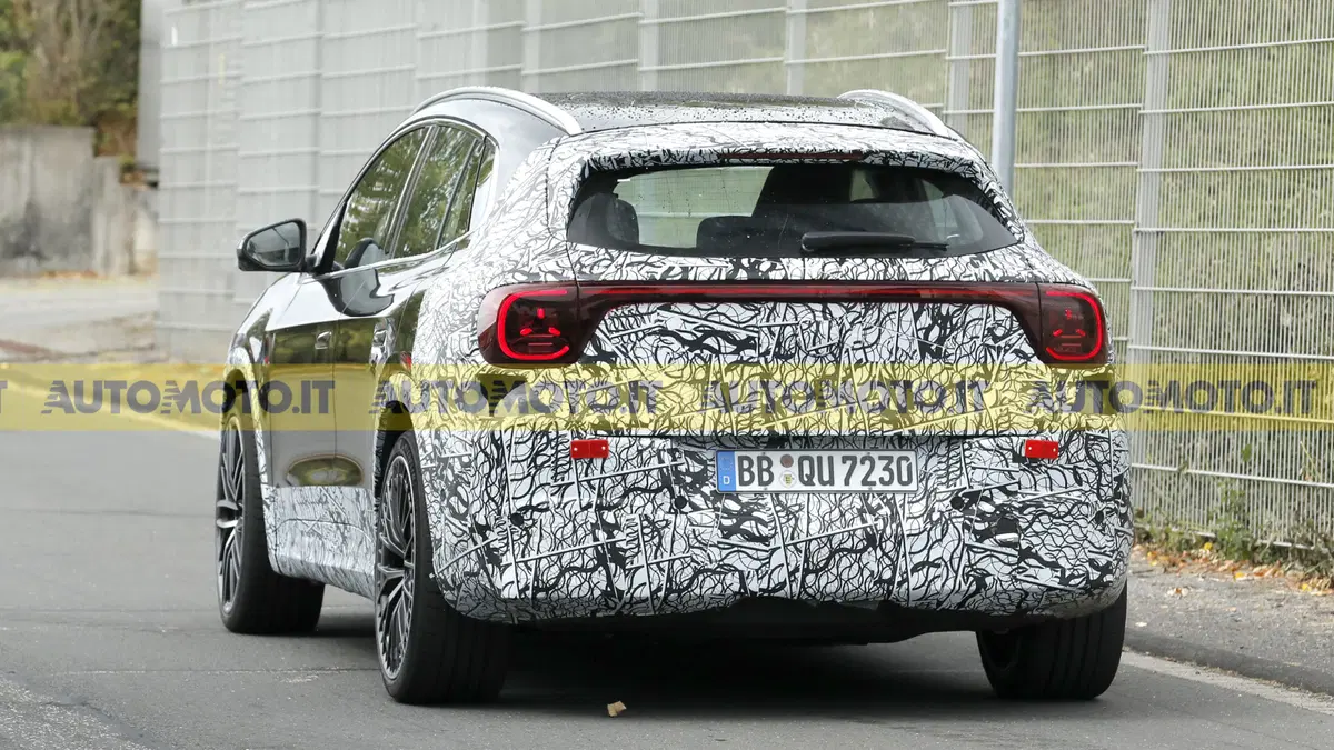 Tre motori e 671 CV: la Mercedes AMG GLA toglie (quasi) la maschera [Foto Spia] (5)