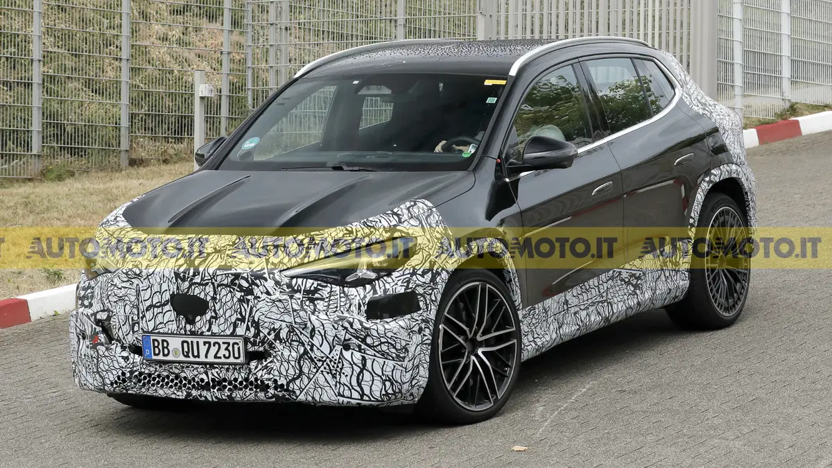 Tre motori e 671 CV: la Mercedes AMG GLA toglie (quasi) la maschera [Foto Spia]
