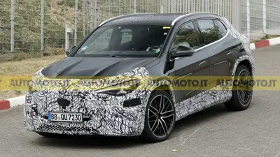 Tre motori e 671 CV: la Mercedes AMG GLA toglie (quasi) la maschera [Foto Spia]