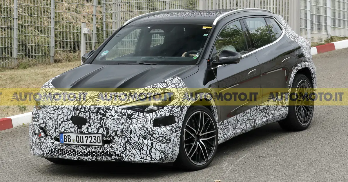 Tre motori e 671 CV: la Mercedes AMG GLA toglie (quasi) la maschera [Foto Spia]