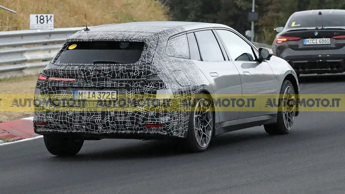 La familiare elettrica che non fa sconti: avvistata la nuova BMW i3 Touring con 463 CV [Foto Spia] (2)