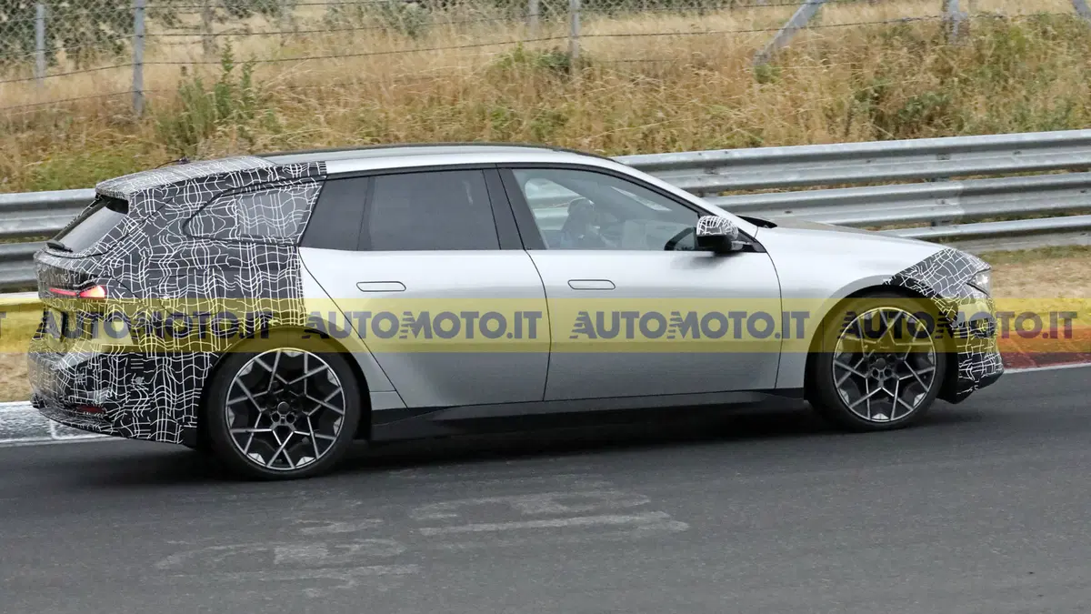 La familiare elettrica che non fa sconti: avvistata la nuova BMW i3 Touring con 463 CV [Foto Spia] (3)