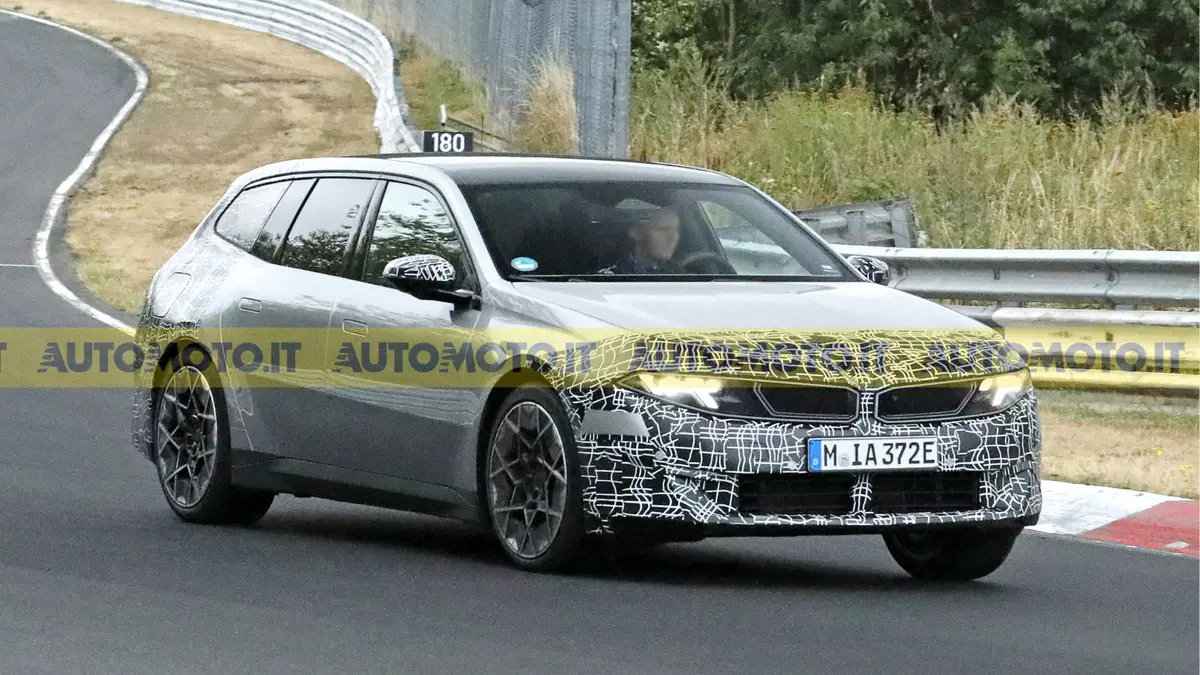 La familiare elettrica che non fa sconti: avvistata la nuova BMW i3 Touring con 463 CV [Foto Spia] (4)