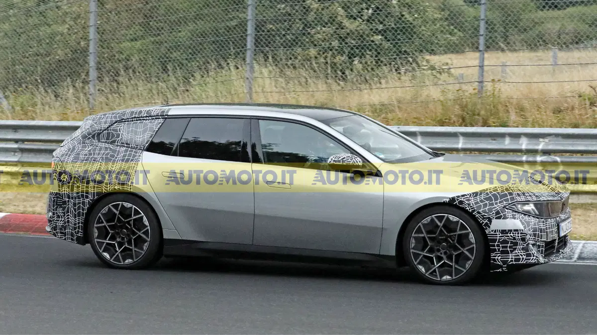 La familiare elettrica che non fa sconti: avvistata la nuova BMW i3 Touring con 463 CV [Foto Spia] (5)