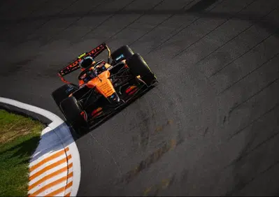 F1, Norris doma l'incubo pioggia e conquista l'ultima pole storica a Zandvoort: beffato Russell, amara profezia per Leclerc