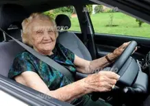 I nonni potranno guidare: il dietrofront di Salvini, ma il rinnovo diventerà un percorso a ostacoli