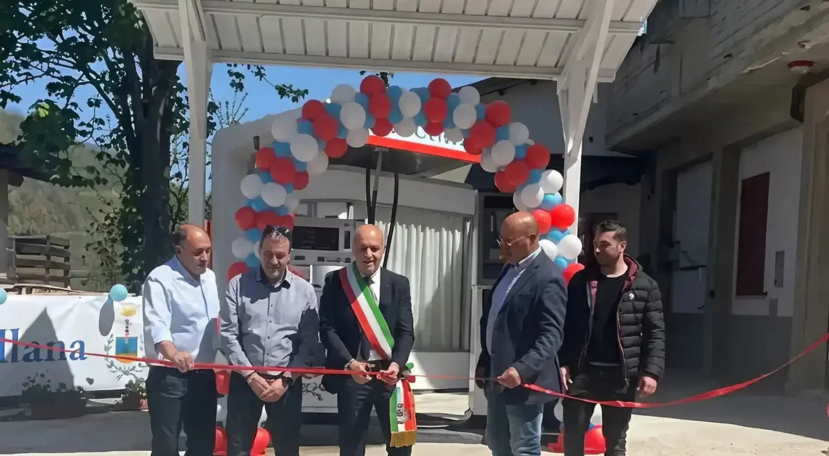 "La benzina del sindaco" fa miracoli: il Comune si compra il distributore e taglia il prezzo del pieno a tutti