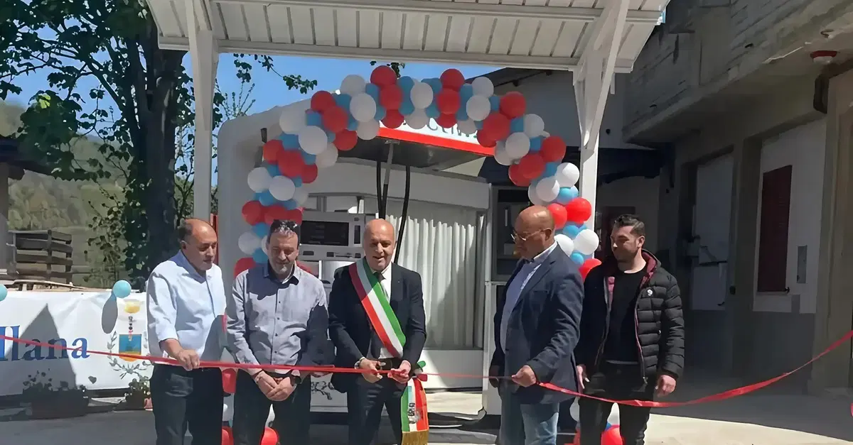 "La benzina del sindaco" fa miracoli: il Comune si compra il distributore e taglia il prezzo del pieno a tutti