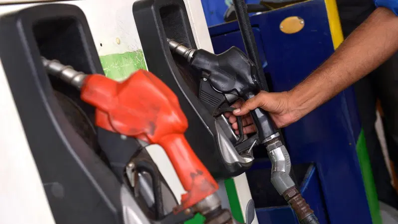 Carburanti, nuova stangata ad agosto: il diesel supera i 2,20 euro al litro