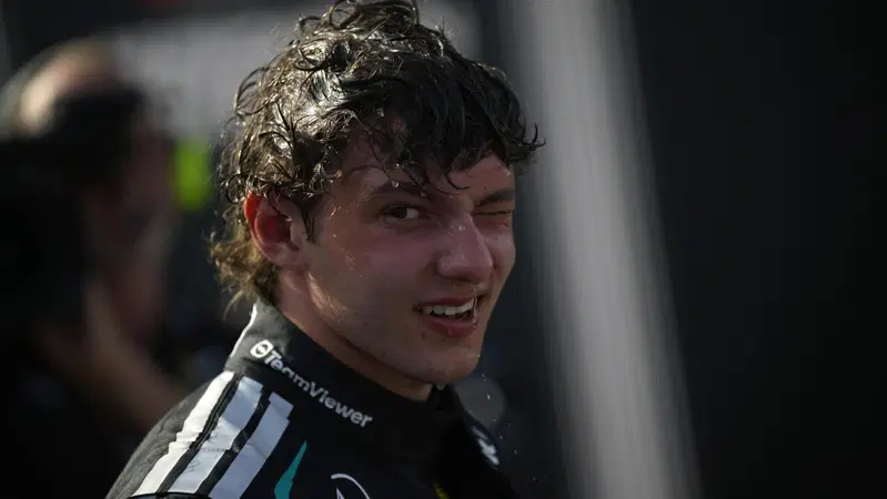 F1. &ldquo;Kimi al centro, come Ges&ugrave;, con Hamilton e Leclerc ai lati&rdquo;: Antonelli a 20 anni leader del Mondiale infiamma Monza
