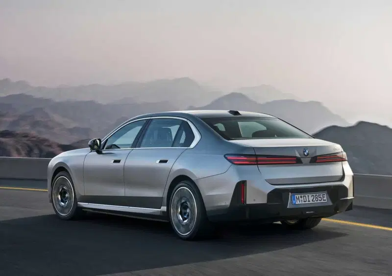 BMW i7 (2022-->>) (8)