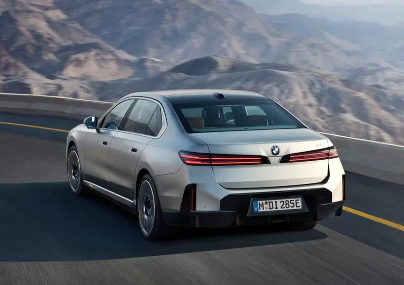 BMW i7 (2022-->>) (7)