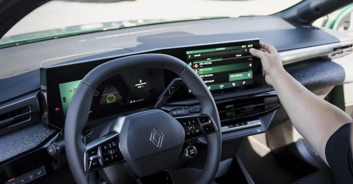 Touch screen in auto, anche Renault frena: i tasti fisici non si toccano