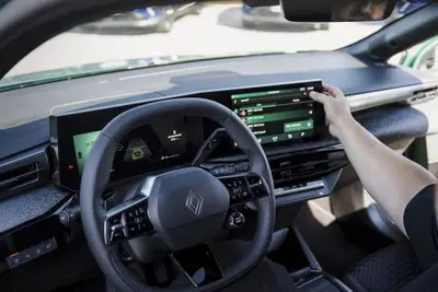 Touch screen in auto, anche Renault frena: i tasti fisici non si toccano