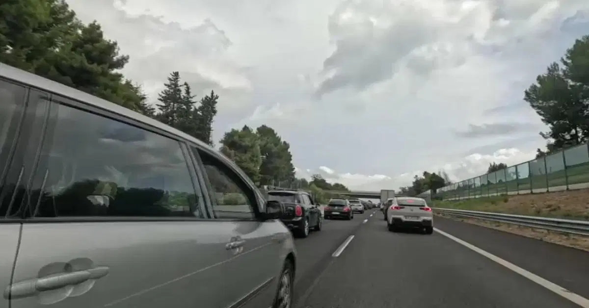 A14, 14 km di coda e traffico in tilt: Autostrade attiva la corsia jolly nelle Marche