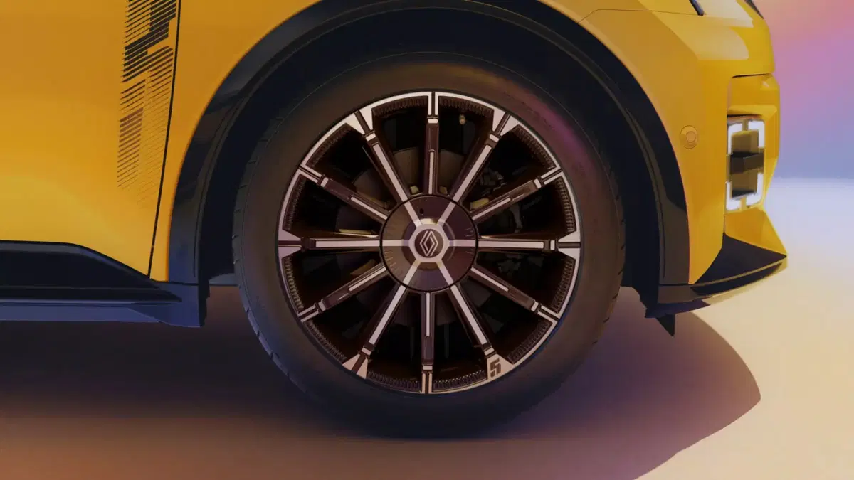 Renault 5 E-Tech Electric si aggiorna: più autonomia, efficienza e tecnologia (11)