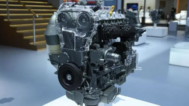 Renault e Geely scommettono sul metanolo: il nuovo range extender che pu&ograve; cambiare l&rsquo;auto elettrica