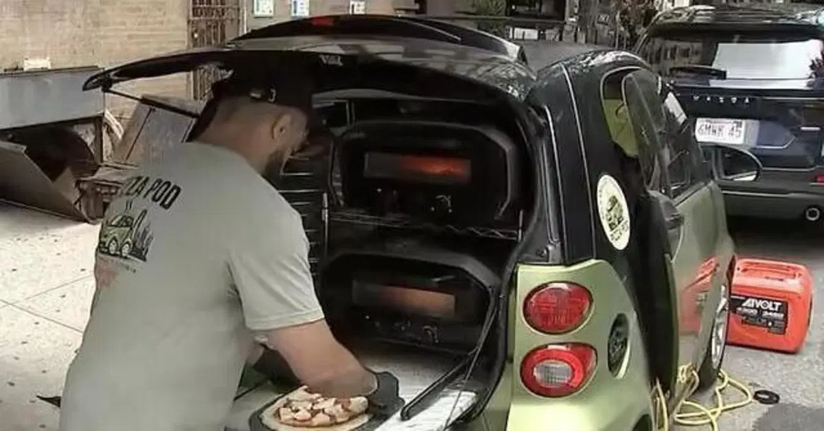 Perde il lavoro e trasforma la sua Smart in una pizzeria: oggi guadagna 12.000 dollari al mese
