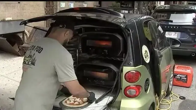 Perde il lavoro e trasforma la sua Smart in una pizzeria: oggi guadagna 12.000 dollari al mese
