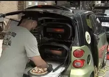 Perde il lavoro e trasforma la sua Smart in una pizzeria: oggi guadagna 12.000 dollari al mese
