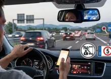 Alla guida distrarsi può costare caro: 150 euro di multa e 5 punti in meno con il nuovo Codice della Strada