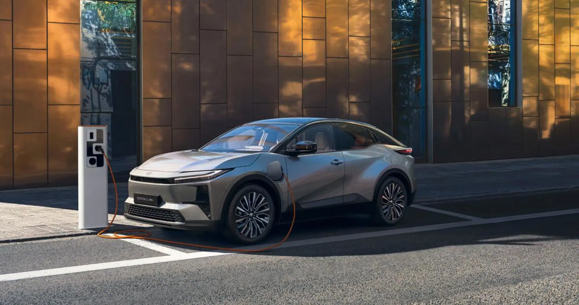 Toyota C-HR+: la promo di agosto a 299 euro al mese a 5.850 euro di sconto