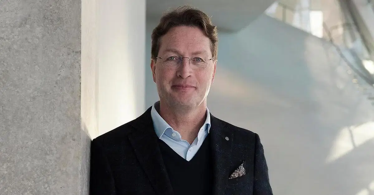Mercedes, il CEO K&auml;llenius &ldquo;rinasce&rdquo; guidando la CLA elettrica: merito del finto V8