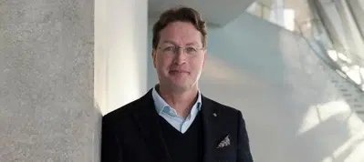 Mercedes, il CEO K&auml;llenius &ldquo;rinasce&rdquo; guidando la CLA elettrica: merito del finto V8