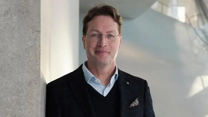 Mercedes, il CEO K&auml;llenius &ldquo;rinasce&rdquo; guidando la CLA elettrica: merito del finto V8