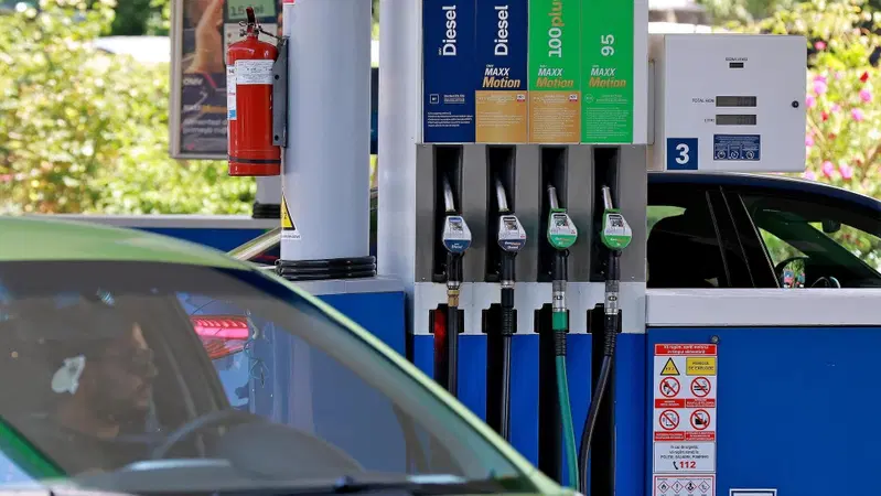 Benzina, in Francia arriva una nuova scritta al distributore: ecco cosa significa