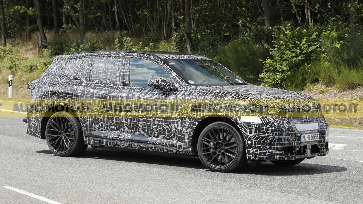 BMW iX5 M, il nuovo SUV elettrico ad alte prestazioni potrebbe superare gli 800 CV (11)