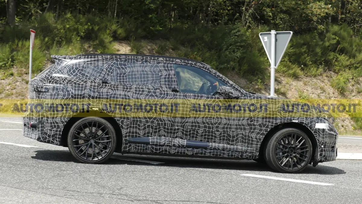 BMW iX5 M, il nuovo SUV elettrico ad alte prestazioni potrebbe superare gli 800 CV (12)