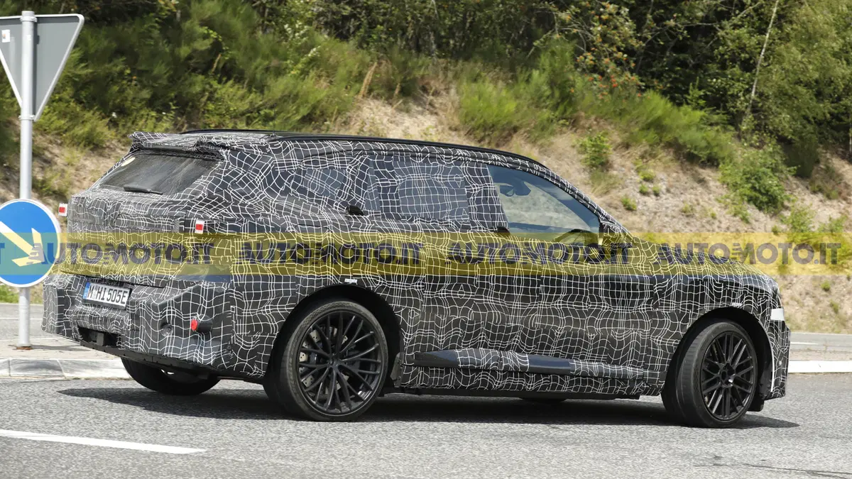 BMW iX5 M, il nuovo SUV elettrico ad alte prestazioni potrebbe superare gli 800 CV (13)