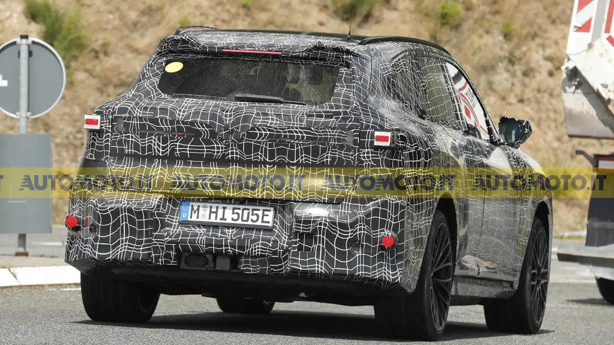 BMW iX5 M, il nuovo SUV elettrico ad alte prestazioni potrebbe superare gli 800 CV (15)