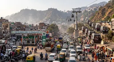 Altro che auto elettriche. Carburanti miscelati e &ldquo;gondole aeree&rdquo;: cos&igrave; l&rsquo;India, che &egrave; il paese pi&ugrave; popoloso del mondo, cerca di abbattere l&rsquo;inquinamento 