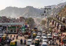 Altro che auto elettriche. Carburanti miscelati e “gondole aeree”: così l’India, che è il paese più popoloso del mondo, cerca di abbattere l’inquinamento 