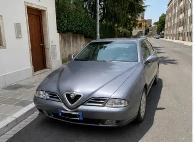 Alfa Romeo 166 d'epoca del 2000 a Udine
