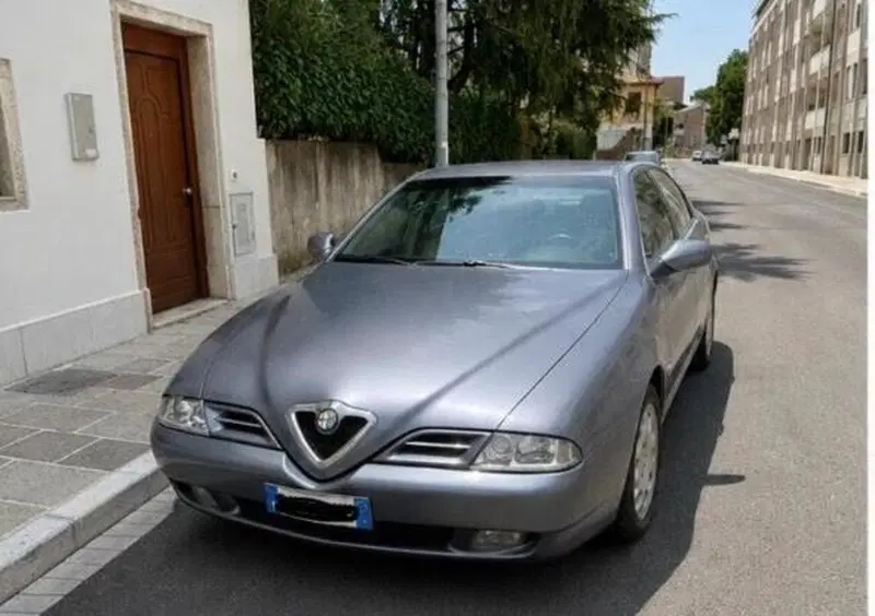 Alfa Romeo 166d'epoca del 2000 a Udine