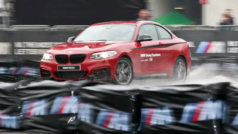 BMW brevetta il sistema per iniziare la derapata: basta far &ldquo;saltare&rdquo; il retrotreno