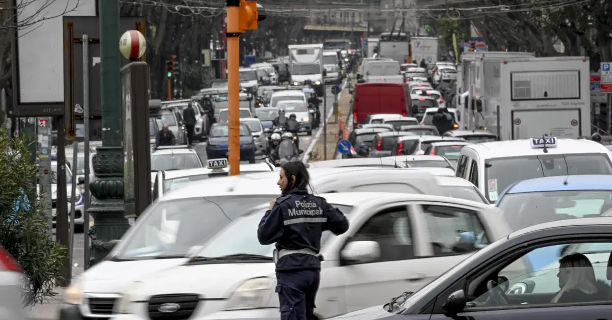 Motore acceso in sosta, arriva la deroga per bambini, anziani e persone fragili: cosa cambia