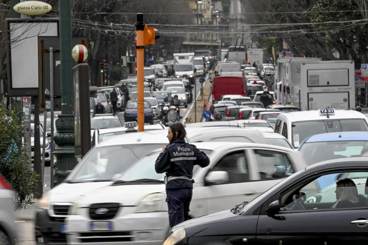 Motore acceso in sosta, arriva la deroga per bambini, anziani e persone fragili: cosa cambia